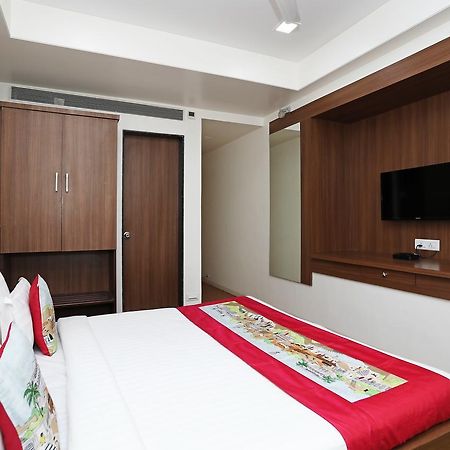 Oyo 10672 Hotel Riviera ナーシク エクステリア 写真