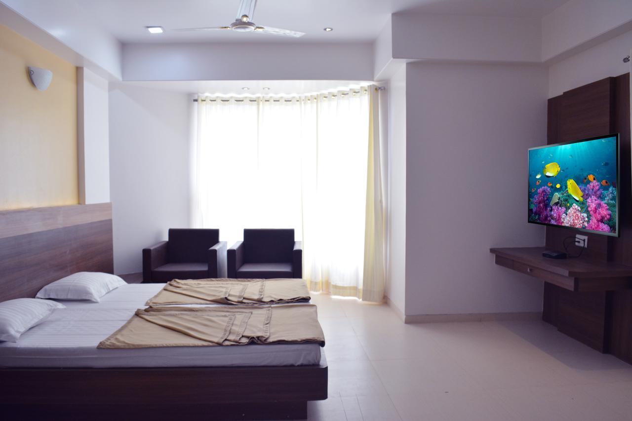 Oyo 10672 Hotel Riviera ナーシク エクステリア 写真