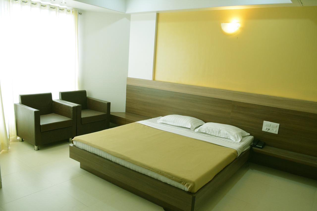Oyo 10672 Hotel Riviera ナーシク エクステリア 写真