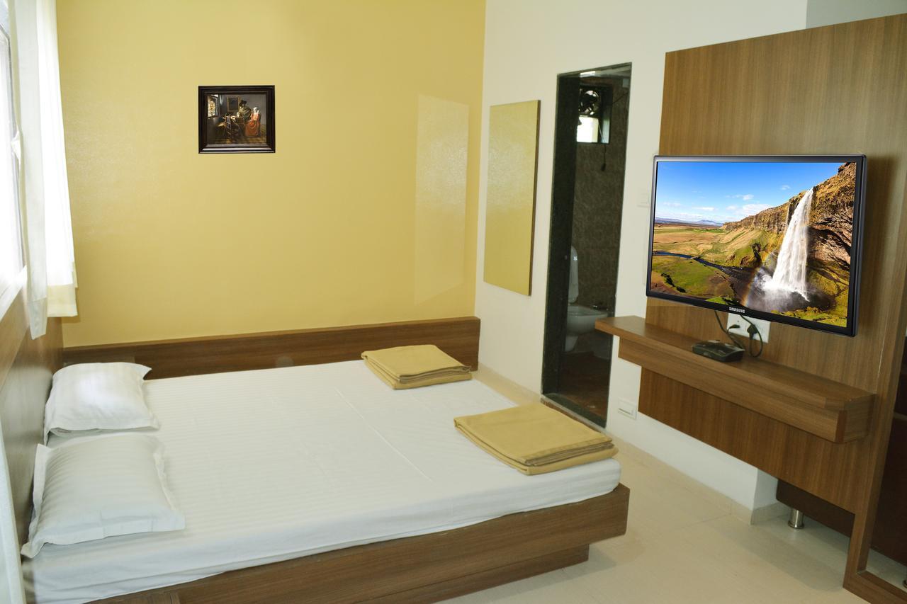 Oyo 10672 Hotel Riviera ナーシク エクステリア 写真