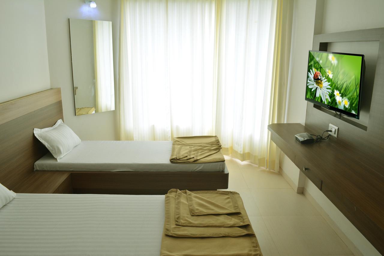 Oyo 10672 Hotel Riviera ナーシク エクステリア 写真