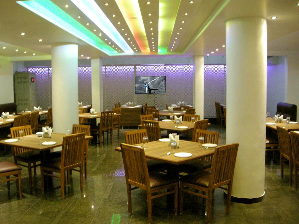 Oyo 10672 Hotel Riviera ナーシク エクステリア 写真