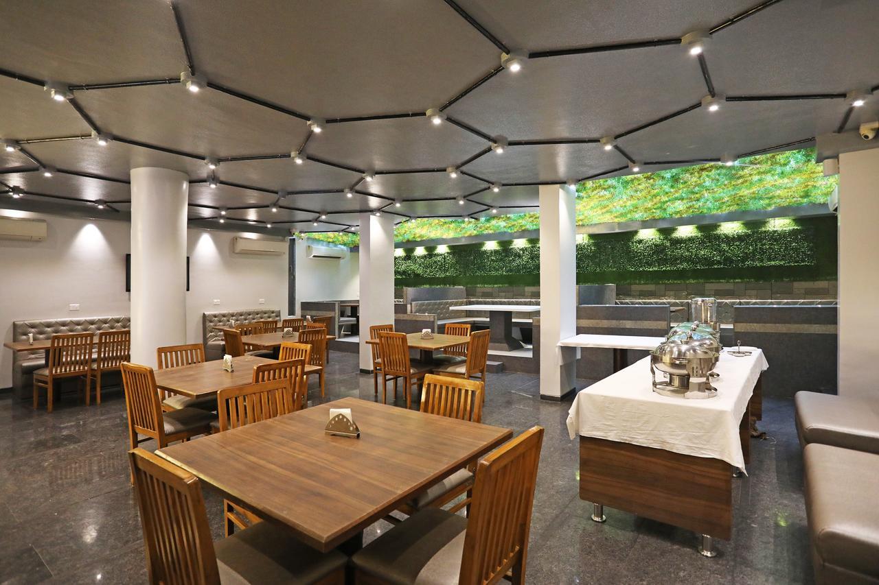 Oyo 10672 Hotel Riviera ナーシク エクステリア 写真