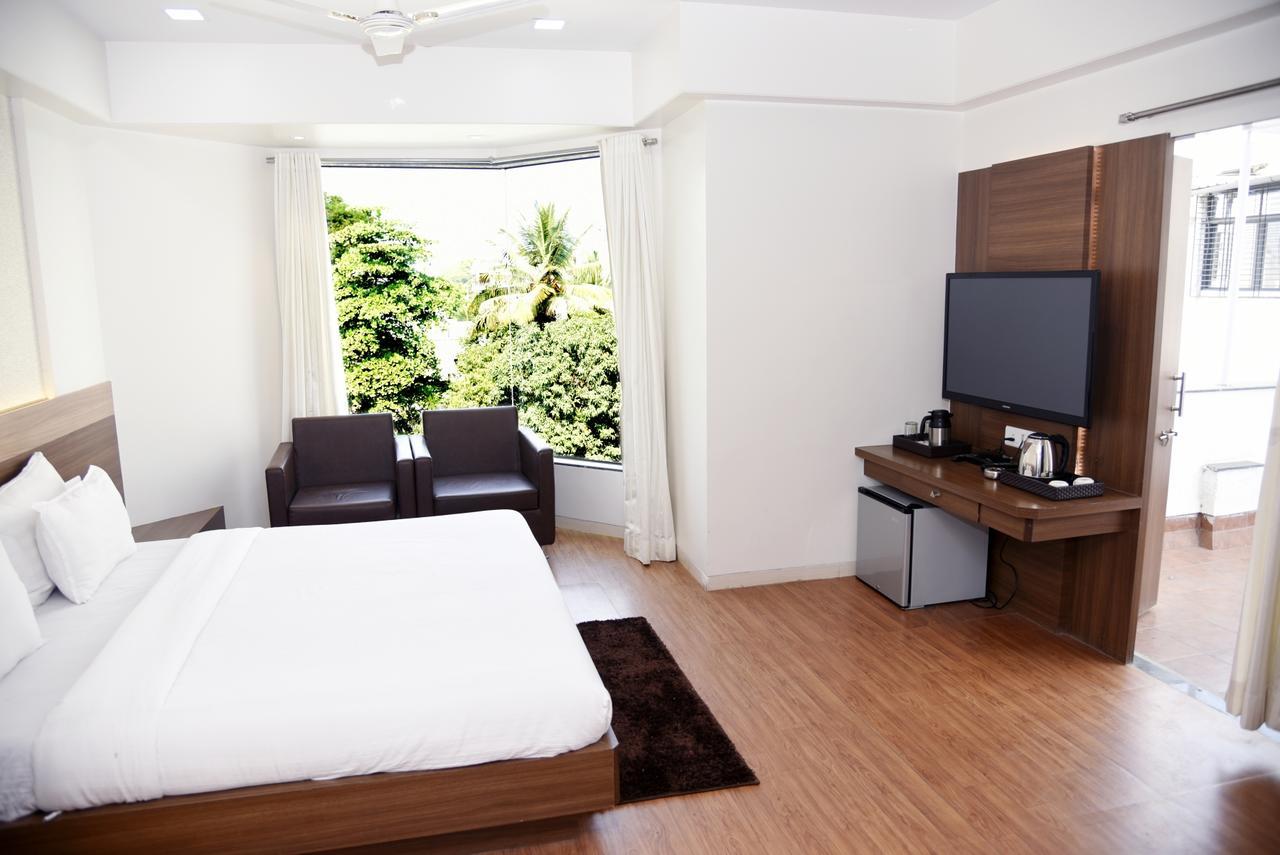 Oyo 10672 Hotel Riviera ナーシク エクステリア 写真
