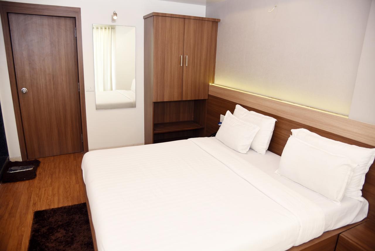 Oyo 10672 Hotel Riviera ナーシク エクステリア 写真