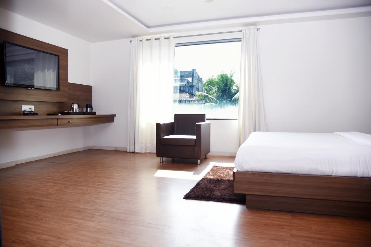 Oyo 10672 Hotel Riviera ナーシク エクステリア 写真