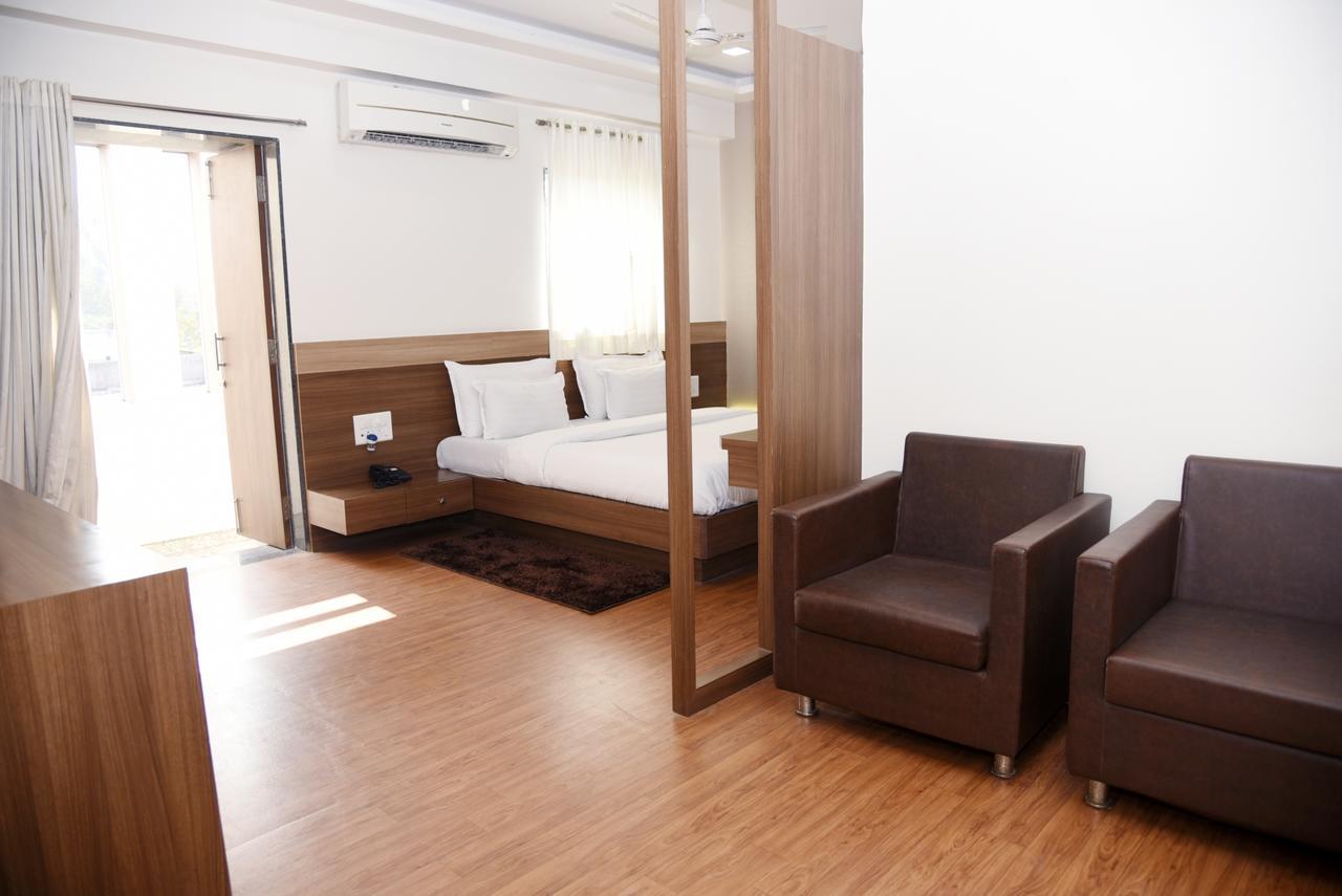 Oyo 10672 Hotel Riviera ナーシク エクステリア 写真