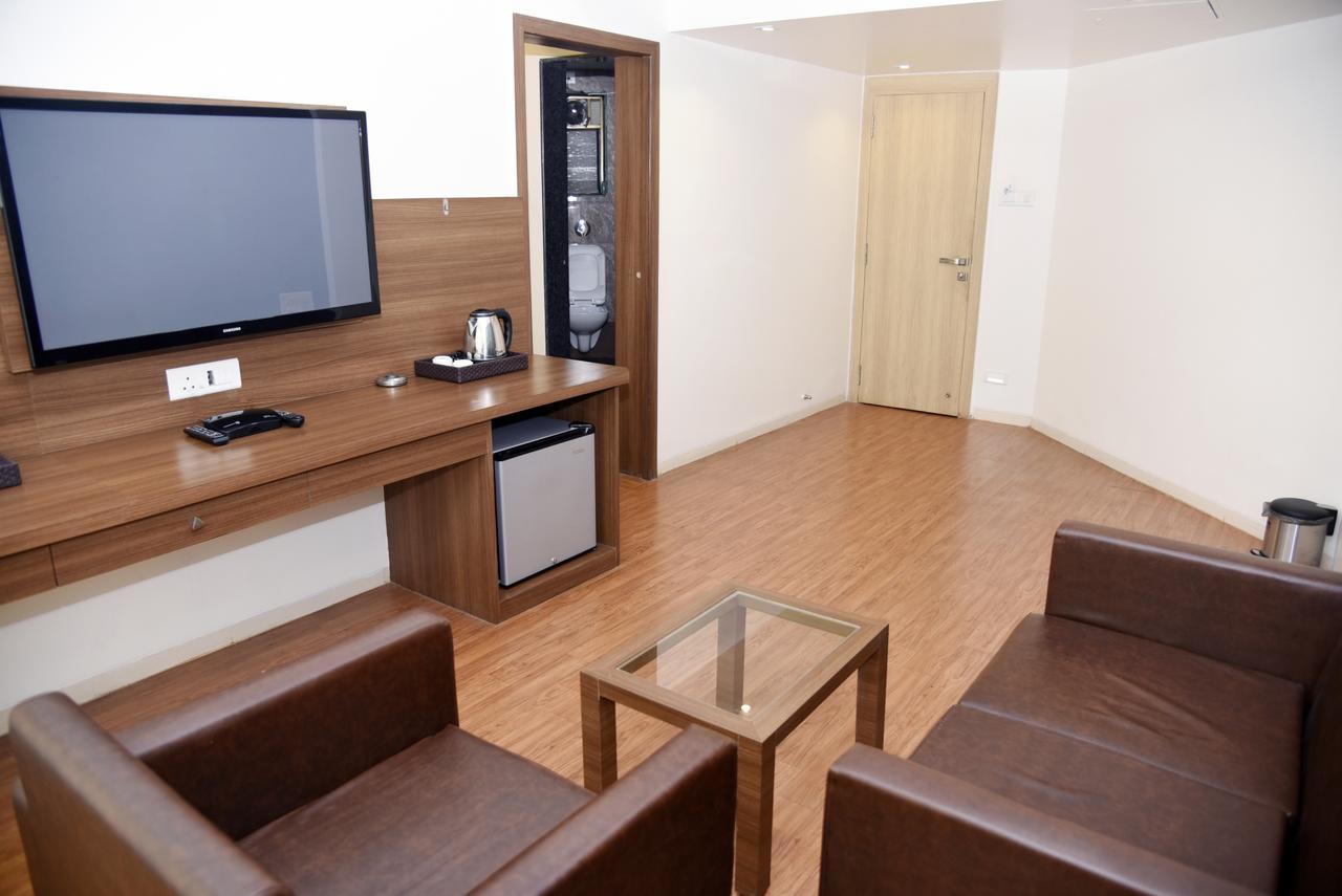 Oyo 10672 Hotel Riviera ナーシク エクステリア 写真