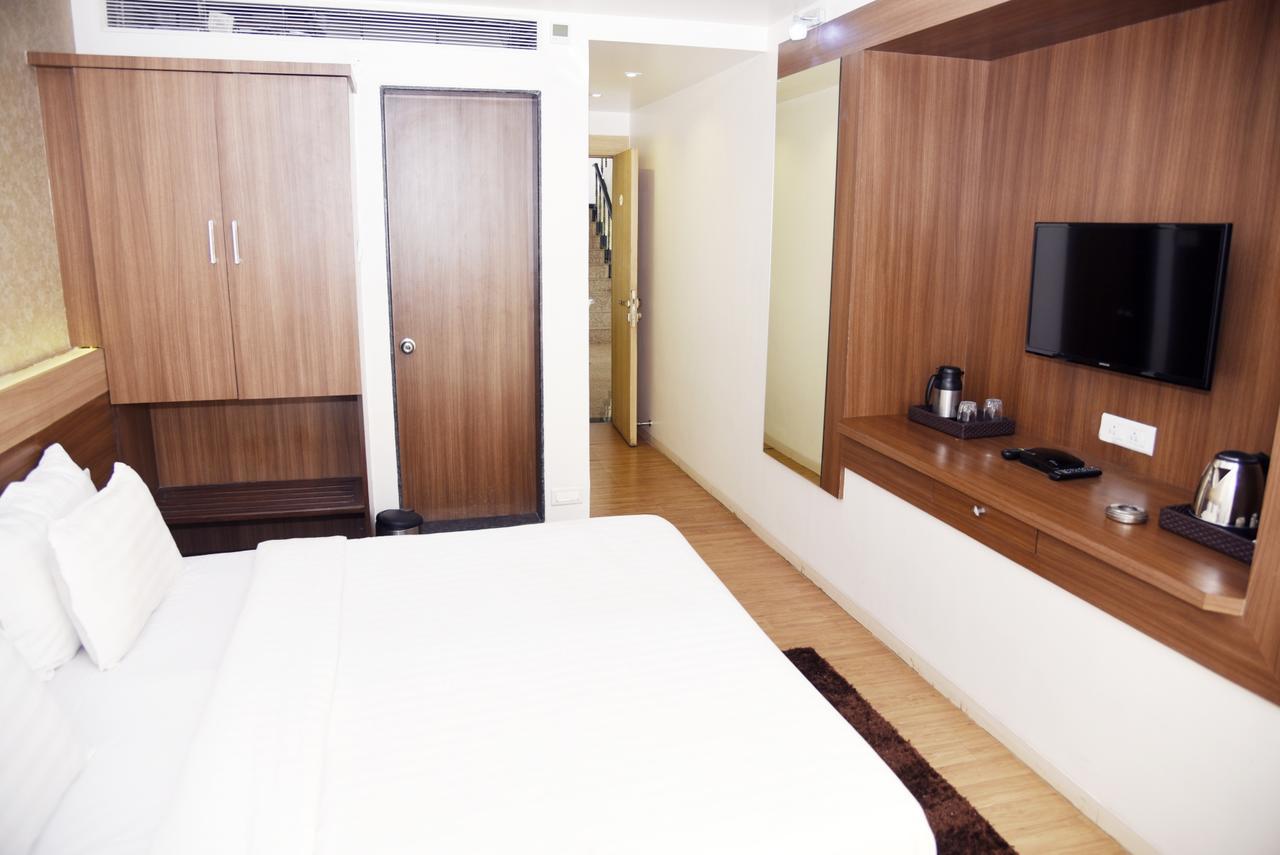 Oyo 10672 Hotel Riviera ナーシク エクステリア 写真