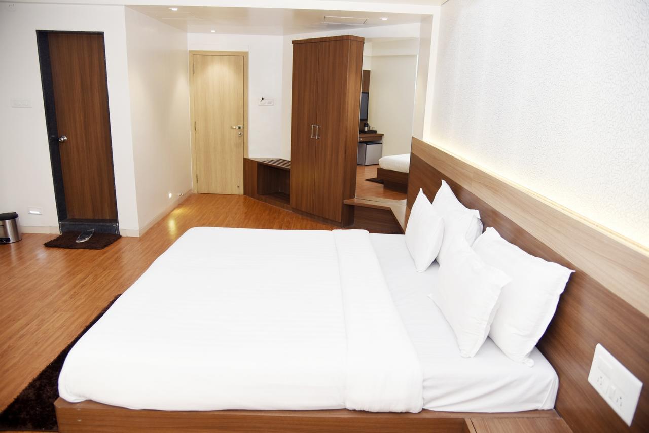 Oyo 10672 Hotel Riviera ナーシク エクステリア 写真