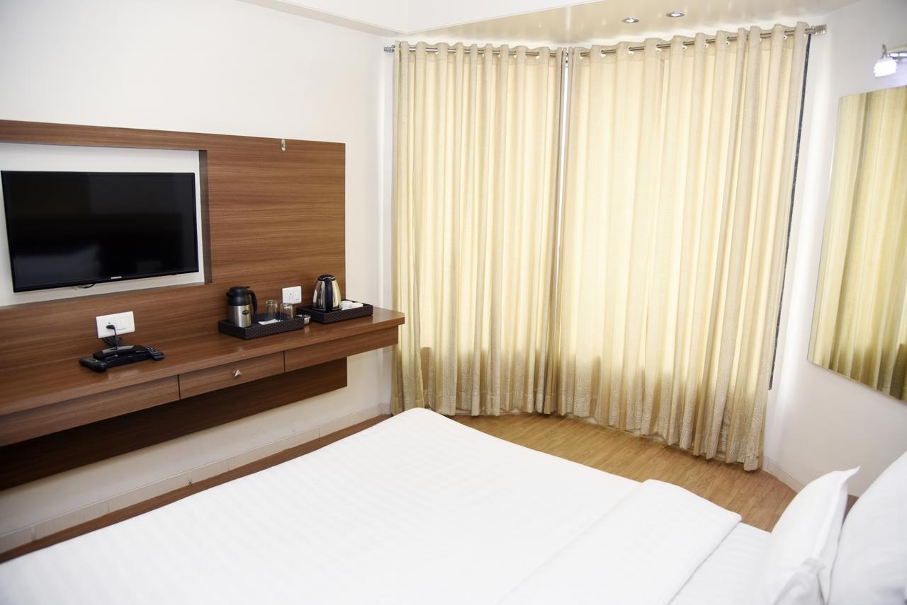 Oyo 10672 Hotel Riviera ナーシク エクステリア 写真
