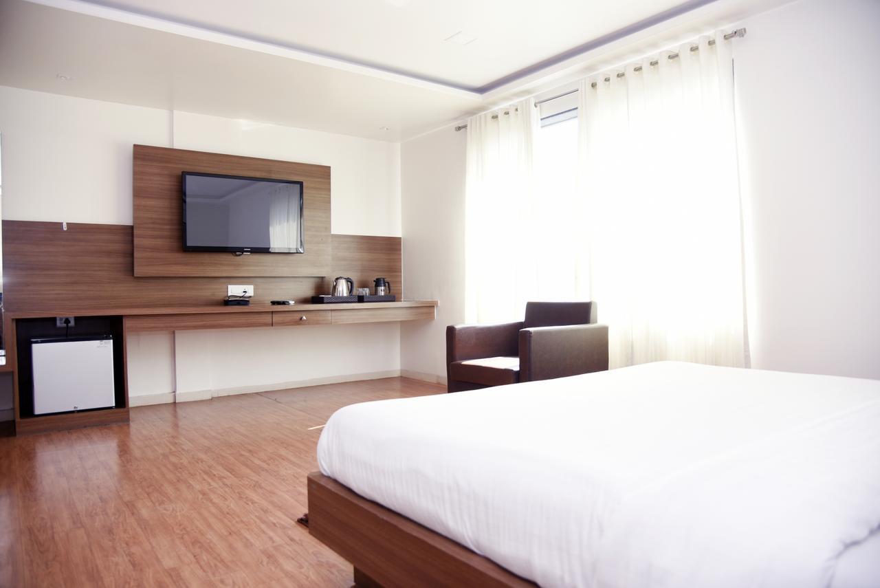 Oyo 10672 Hotel Riviera ナーシク エクステリア 写真