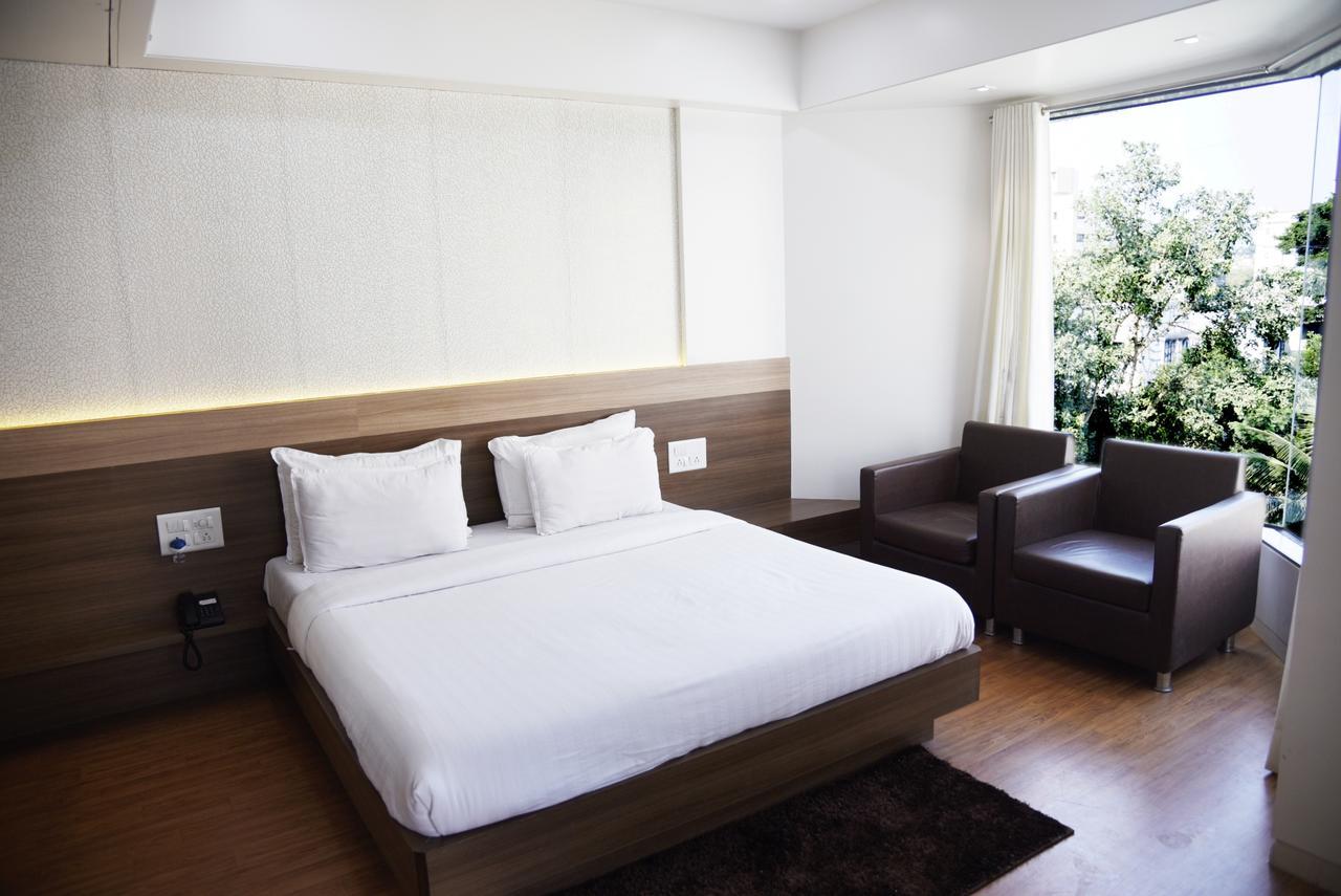 Oyo 10672 Hotel Riviera ナーシク エクステリア 写真