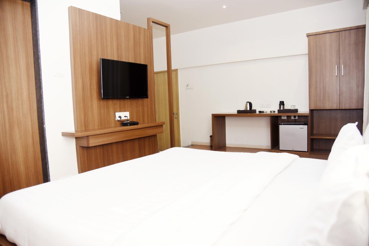 Oyo 10672 Hotel Riviera ナーシク エクステリア 写真