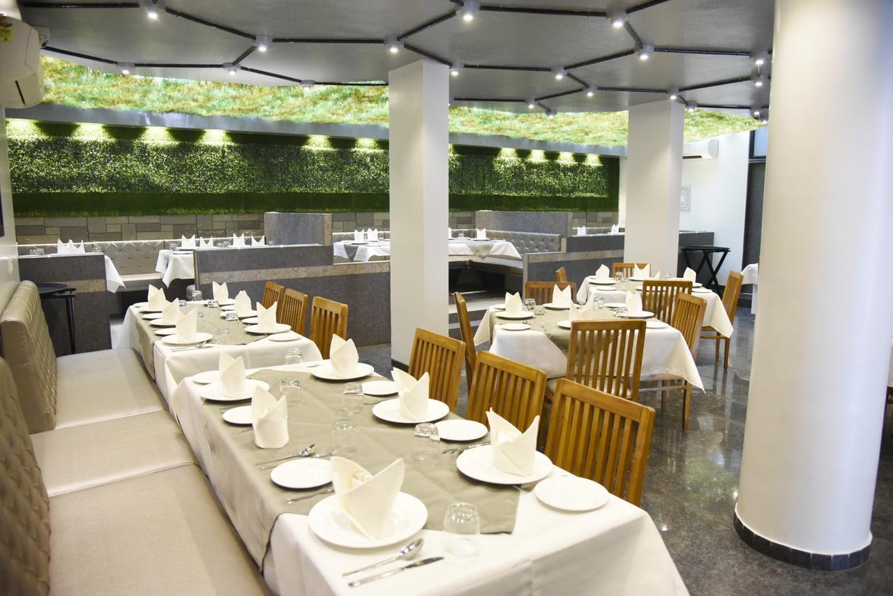 Oyo 10672 Hotel Riviera ナーシク エクステリア 写真