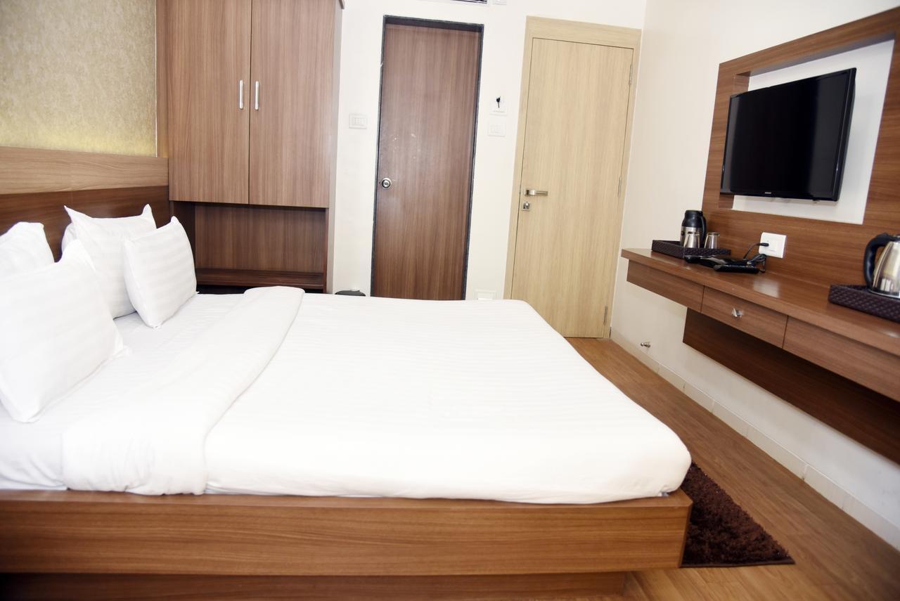 Oyo 10672 Hotel Riviera ナーシク エクステリア 写真
