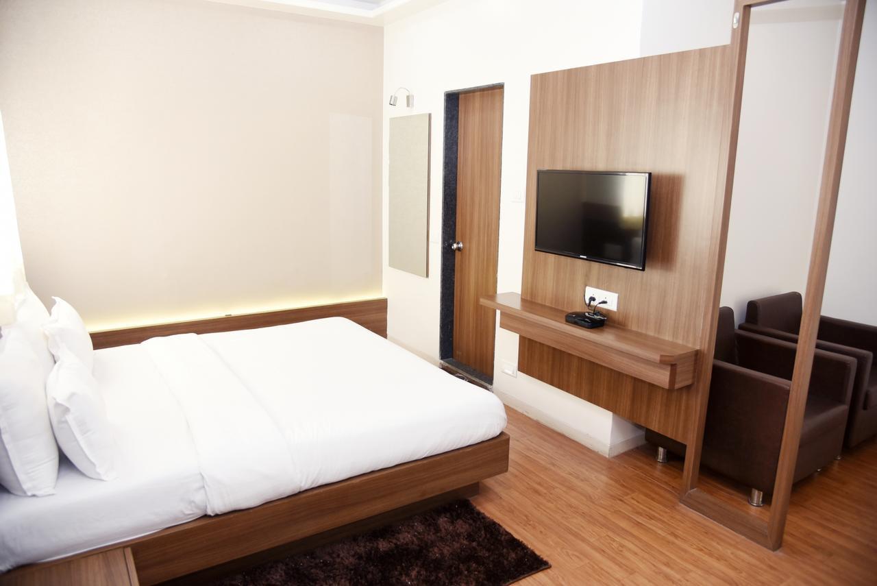 Oyo 10672 Hotel Riviera ナーシク エクステリア 写真