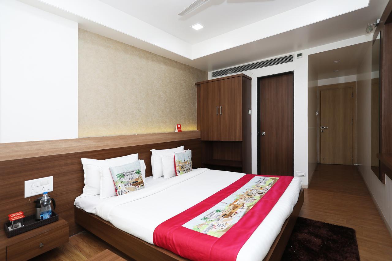 Oyo 10672 Hotel Riviera ナーシク エクステリア 写真