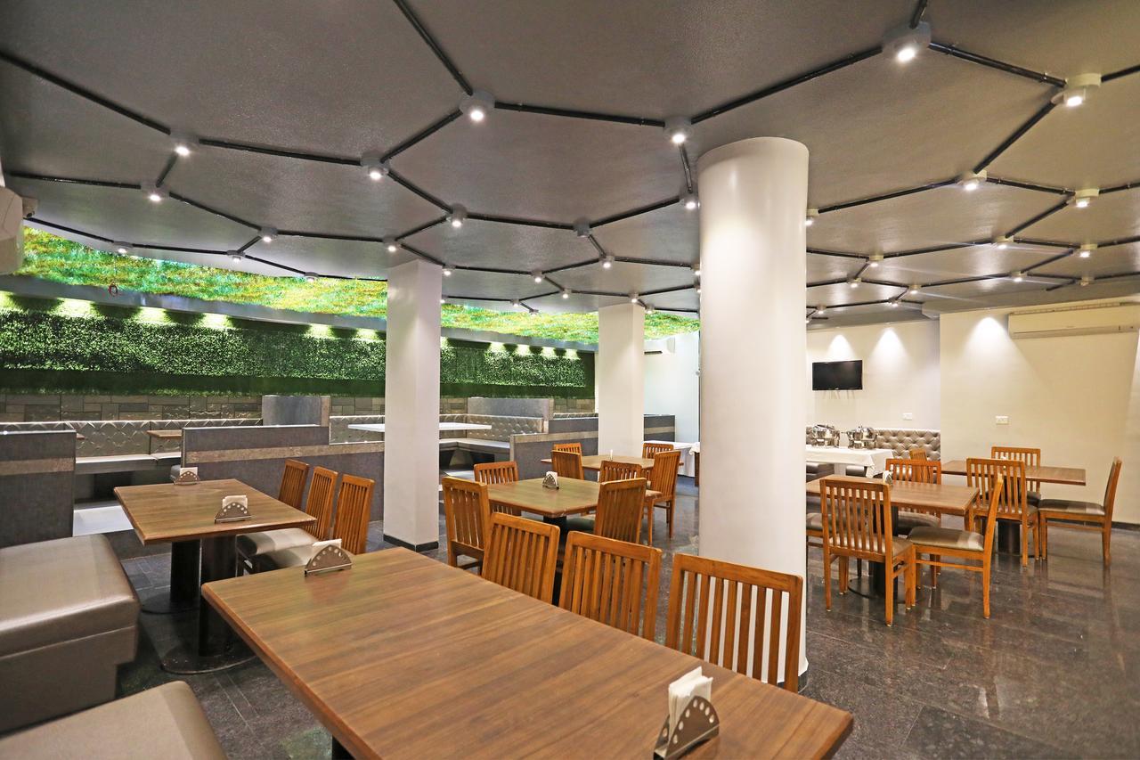 Oyo 10672 Hotel Riviera ナーシク エクステリア 写真
